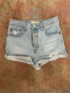 Levi’s Ribcage Distressed Denim Shorts – Size 28